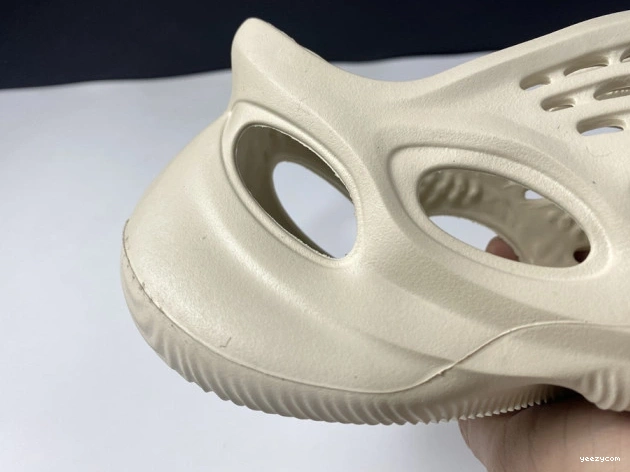 FY4567 Sand RNNR Adidas Foam Yeezy 1114